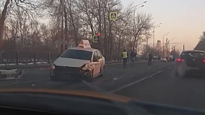 За воскресенье в Петербурге разбились два автомобиля "Яндекс.Такси"