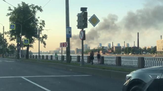 Столб дыма от горящих покрышек на Дальневосточном виден всему Петербургу