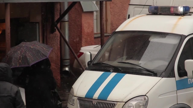 Подросток умер загадочной смертью в парадной жилого дома в Санкт-Петербурге