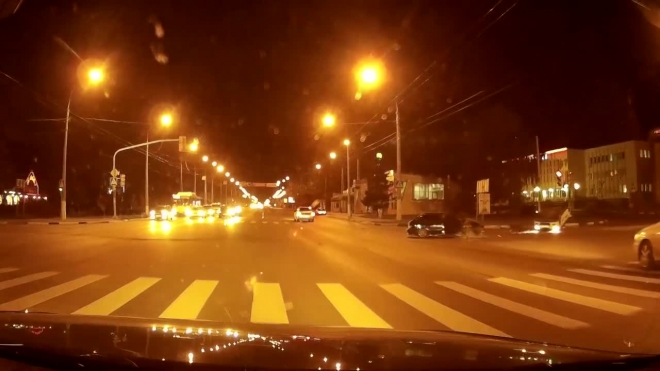 Появилось видео, как уличные гонщики перевернули такси возле автовокзала в Белгороде 