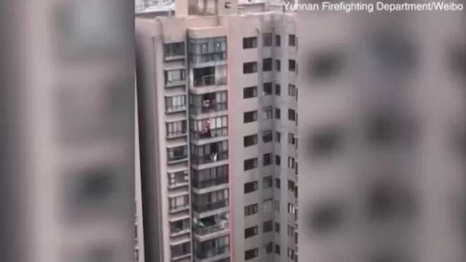 Пожарный спас ребенка на 40-метровой высоте и попал на видео