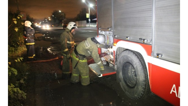 Крупный пожар в ангаре в Мытищах тушили 25 машин МЧС