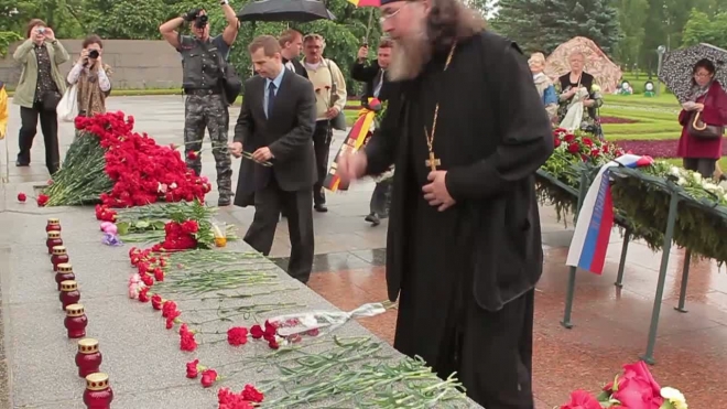 «Свечу памяти» зажгли на Пискаревском кладбище байкеры и представители конфессий