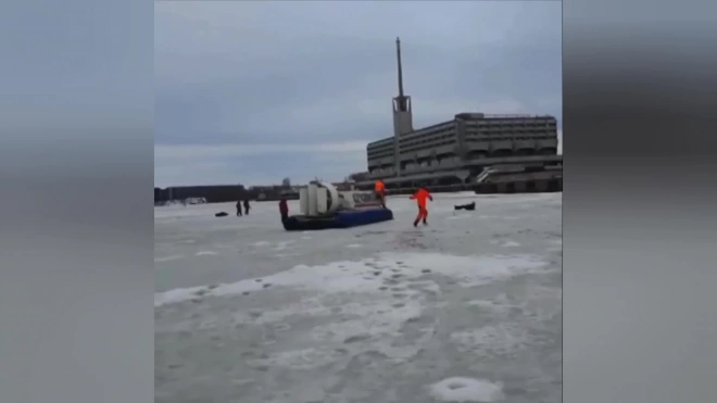 Спасатели вытащили неадекватную девушку со льда недалеко от "Севкабель порта"