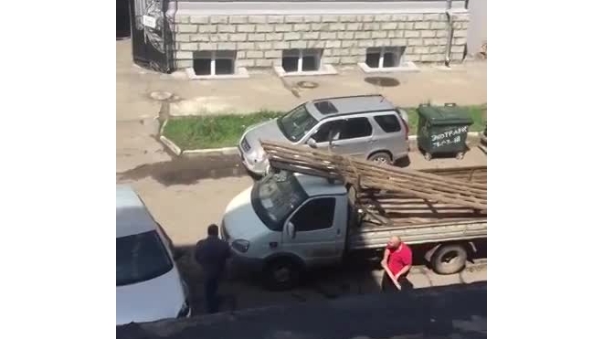 Появилось видео, как автолюбители в Омске сцепились в драке битой и доской