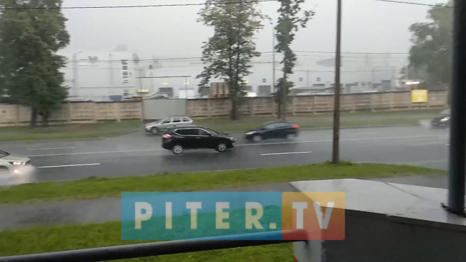 Видео: Петербург затопило летним дождем 