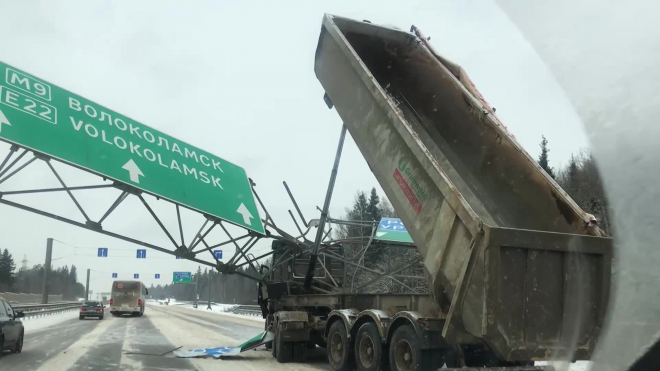 Видео огромной пробки из-за рухнувшей конструкции на Новорижском шоссе