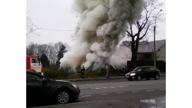 Появилось видео пожара в деревенском доме на Выборгском шоссе