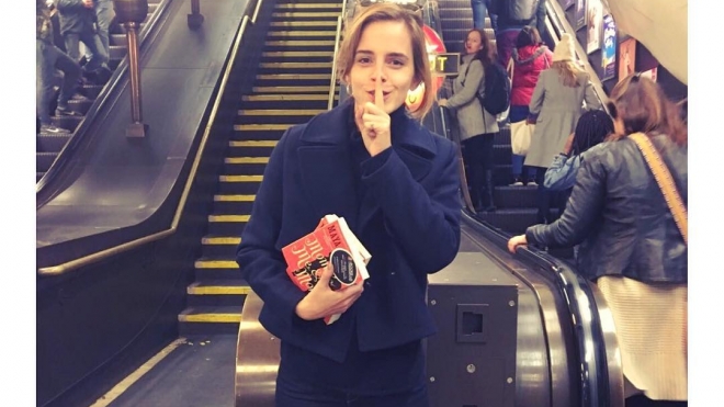 Эмма Уотсон признана "Женщиной года", и теперь раздаёт книги в метро