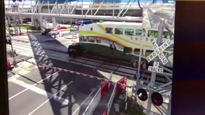 Видео: поезд сбил нерешительного водителя во Флориде 