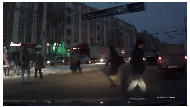 В сети опубликовали видео: в Перми неадекватный водитель иномарки избил пешехода