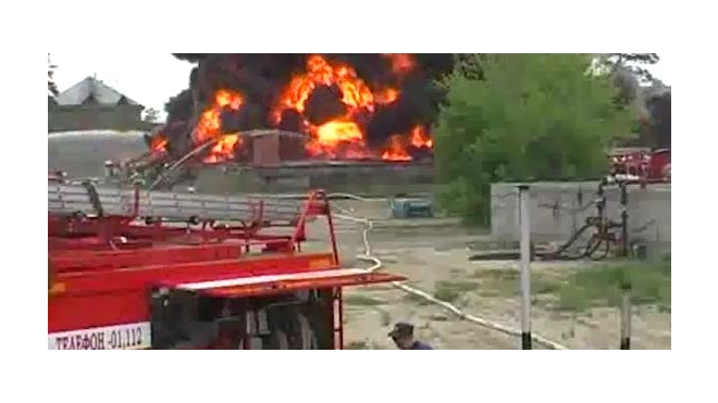 В горящем нефтехранилище в Ангарске прогремели два взрыва