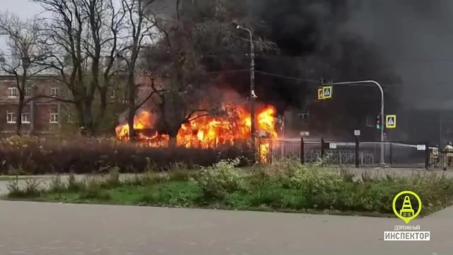 В Кронштадте на ходу загорелся автобус