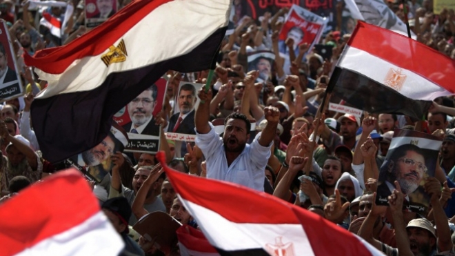 Лидер движения "Братья-мусульмане" и 683 сторонника приговорены к смертной казни в Египте