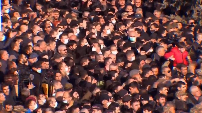 Пашинян прорвался на перекрытое протестующими кладбище в Ереване