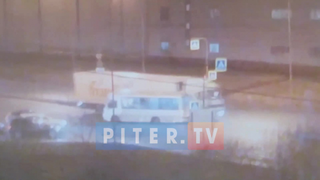 Видео: фура врезалась в маршрутку на Софийской улице 