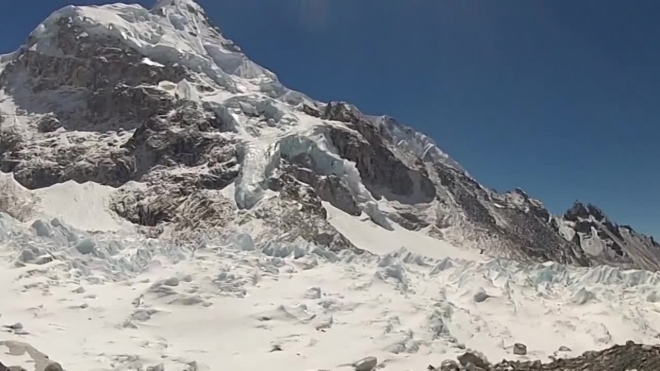 Под снежной лавиной на Эвересте погибли шесть человек