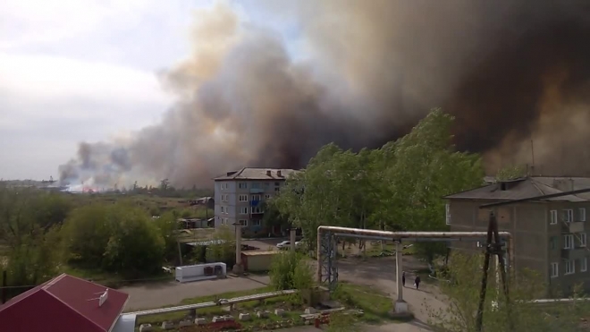 Видео: в Красноярском крае крупный пожар подходит к топливной базе, жители боятся взрыва