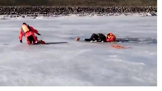Видео: на Финском заливе спасли провалившихся под лед рыбаков 