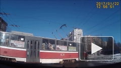 Трамвай сбил машину в Харькове