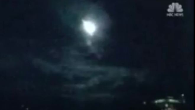Очевидцам удалось снять на видео падение крупного метеорита в Фениксе