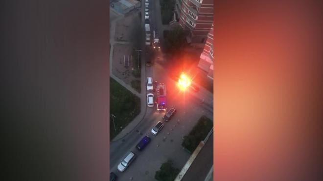 Видео: на Малой Балканской ночью от огня пострадали две иномарки