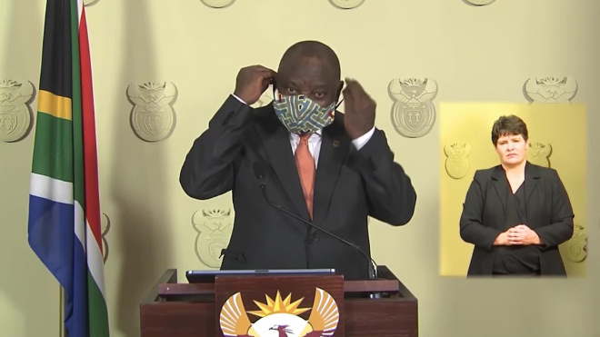 Президент ЮАР решил надеть медицинскую маску и запутался в ней