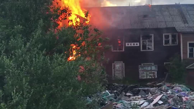 В Петербурге загорелось заброшенное здание станции "Нева"