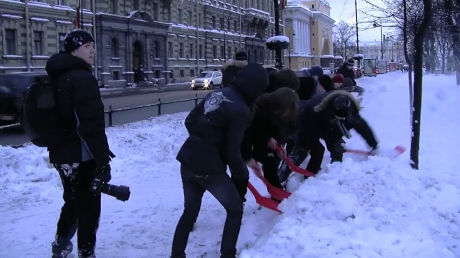 Месть дворникам. После флэшмоба "Красных лопаток" снега стало больше