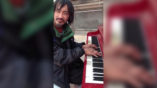 В интернете стремительно набирает обороты видео с бездомным, который играет на пианино