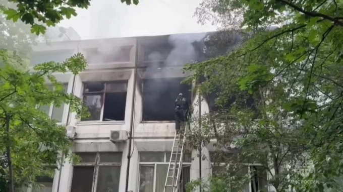 На пожаре в административном здании в Москве спасли человека
