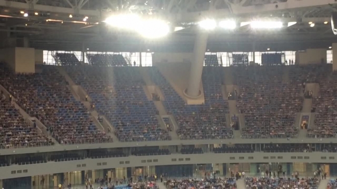 На "Крестовском" во время матча "Зенит" - "Рубин" протекла крыша