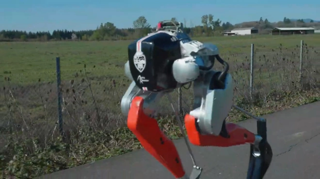 Двуногий робот Кэсси завершил забег на 5 км на одном заряде