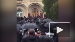В Абхазии начался штурм администрации президента 