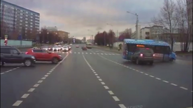 Видео из Москвы: В ДТП с участием маршрутки и внедорожника пострадали 9 человек