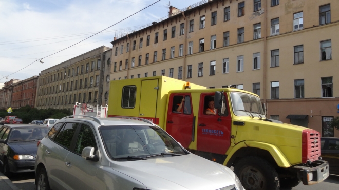 На Обводном канале лопнула труба горячей воды, на место выезжали спасатели