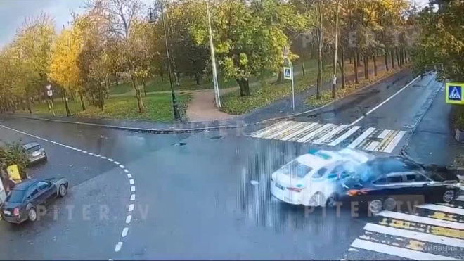 Момент аварии в Пушкине с автомобилем ГИБДД попал на видео