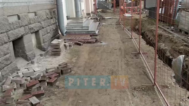 Видео: продолжаются ремонтные работы на проспекте Добролюбова