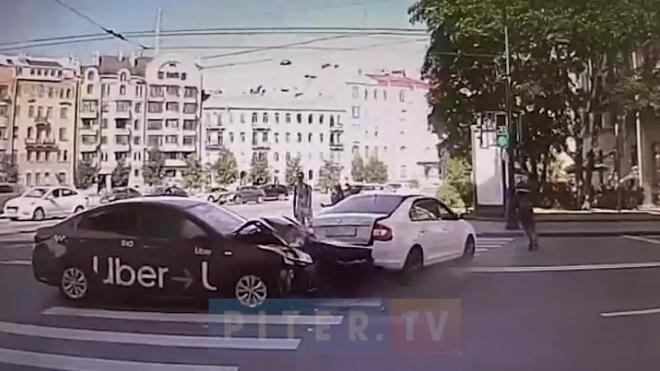 Видео: петербуржцу на самокате удалось избежать аварии на Каменноостровском проспекте