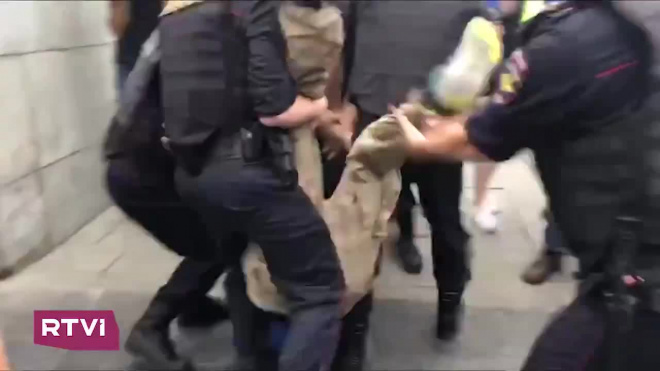 Видео: на акции в поддержку Голунова парня при задержании ударили головой о столб