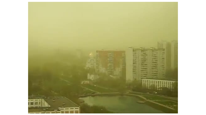 Из-за вони москвичи не верят властям про безвредность желтого тумана