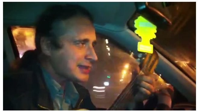 Таксист-затейник, гоняющий по Петербургу, играя на гитаре, стал героем Youtube