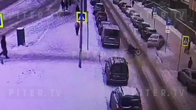 ДТП с участием доставщика еды на велосипеде и авто в Петербурге попало на видео