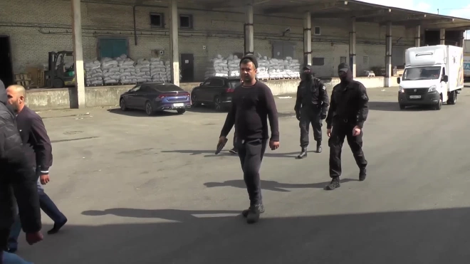 На овощебазе на Софийской улице полиция задержала 131 мигранта