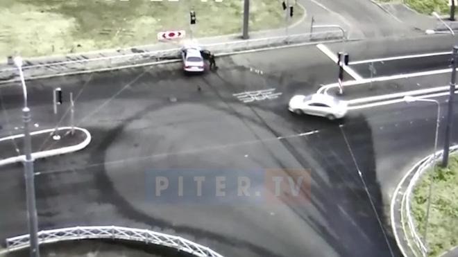 Видео: автомобиль снес дорожное ограждение в Красносельском районе