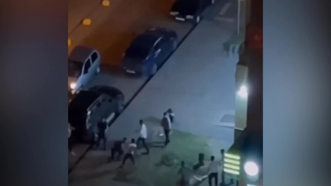 Массовая драка из-за припаркованной машины попала на видео в Подмосковье