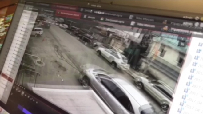 Появилось видео момента ДТП "Мерседеса", который разнес 11 авто во Владивостоке