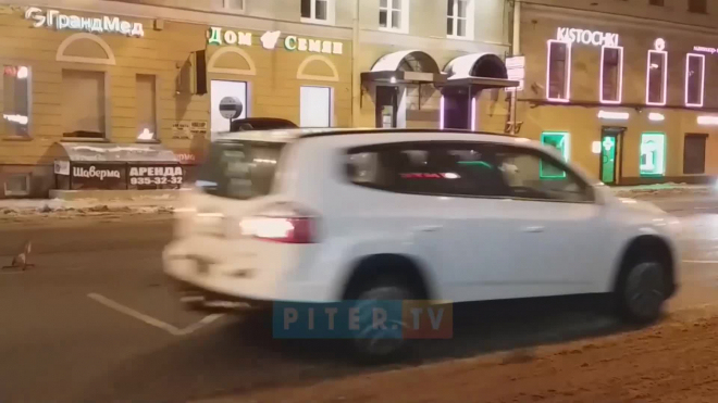 Видео: у "Сенной собрался тройничок из автомобилей