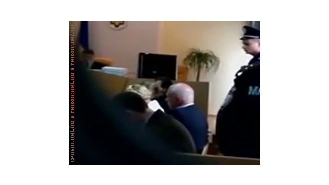 Сторонники Тимошенко не смогли прорвать оцепление у здания суда
