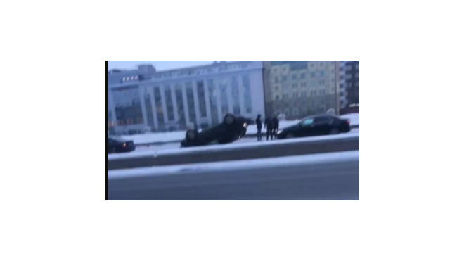 В Петербурге пассажир выбрался из перевернувшегося авто и уехал на попутке в аэропорт